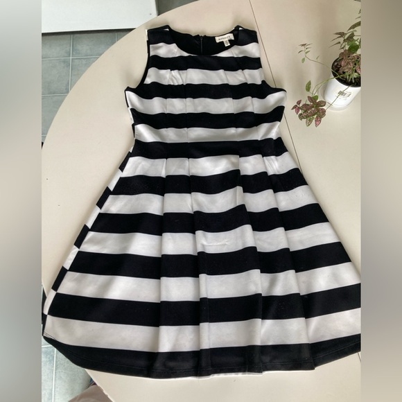 Striped Dress 👗 - Picture 2 of 5